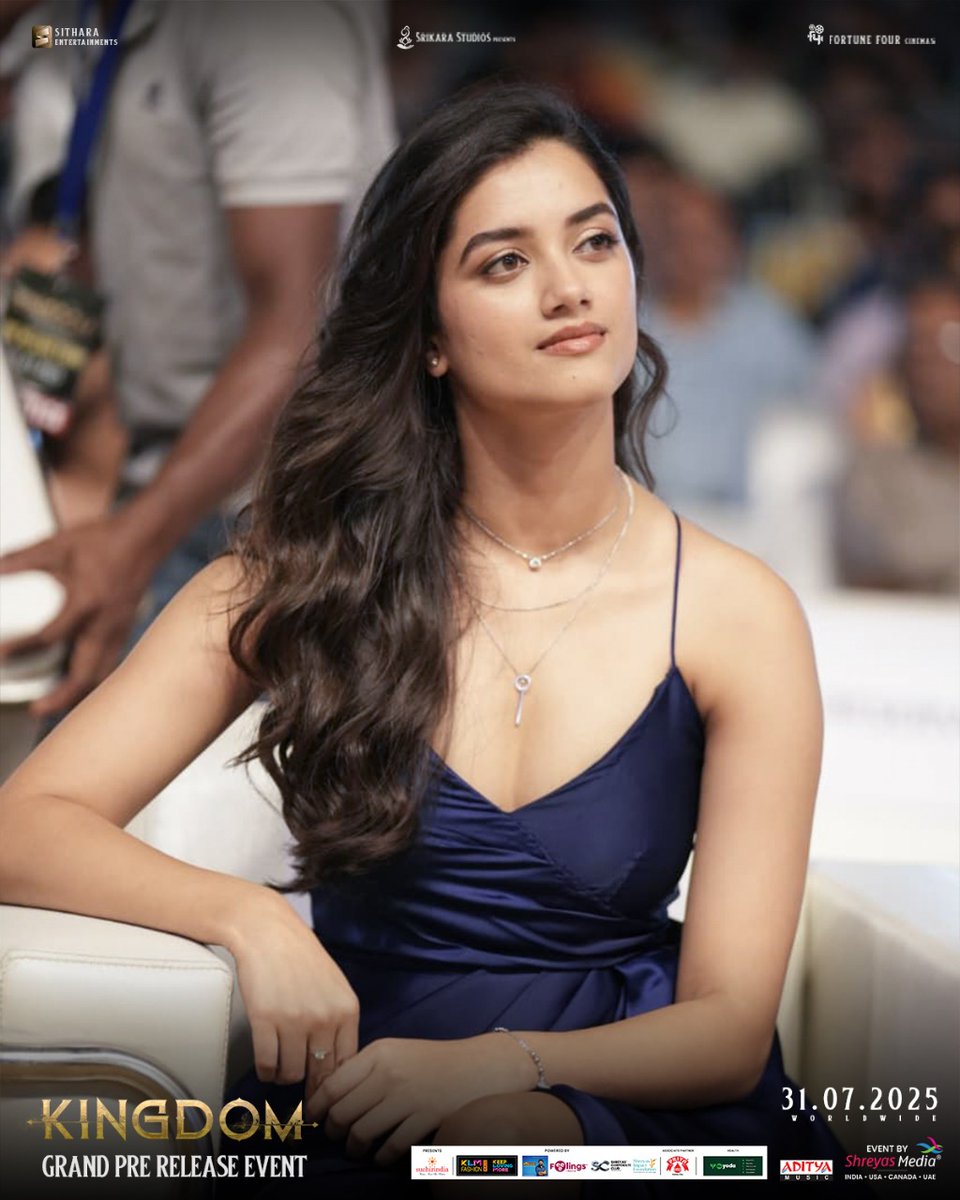 shreyasgroup's tweet image. #BhagyashriBorse looked absolutely gorgeous and stunning at the #Kingdom Pre Release Event!💙✨

Event By @shreyasgroup✌️

#KingdomPreReleaseEvent #KingdomOnJuly31st

@TheDeverakonda @gowtam19 @ActorSatyaDev @anirudhofficial @dopjomon #GirishGangadharan @vamsi84 #SaiSoujanya
