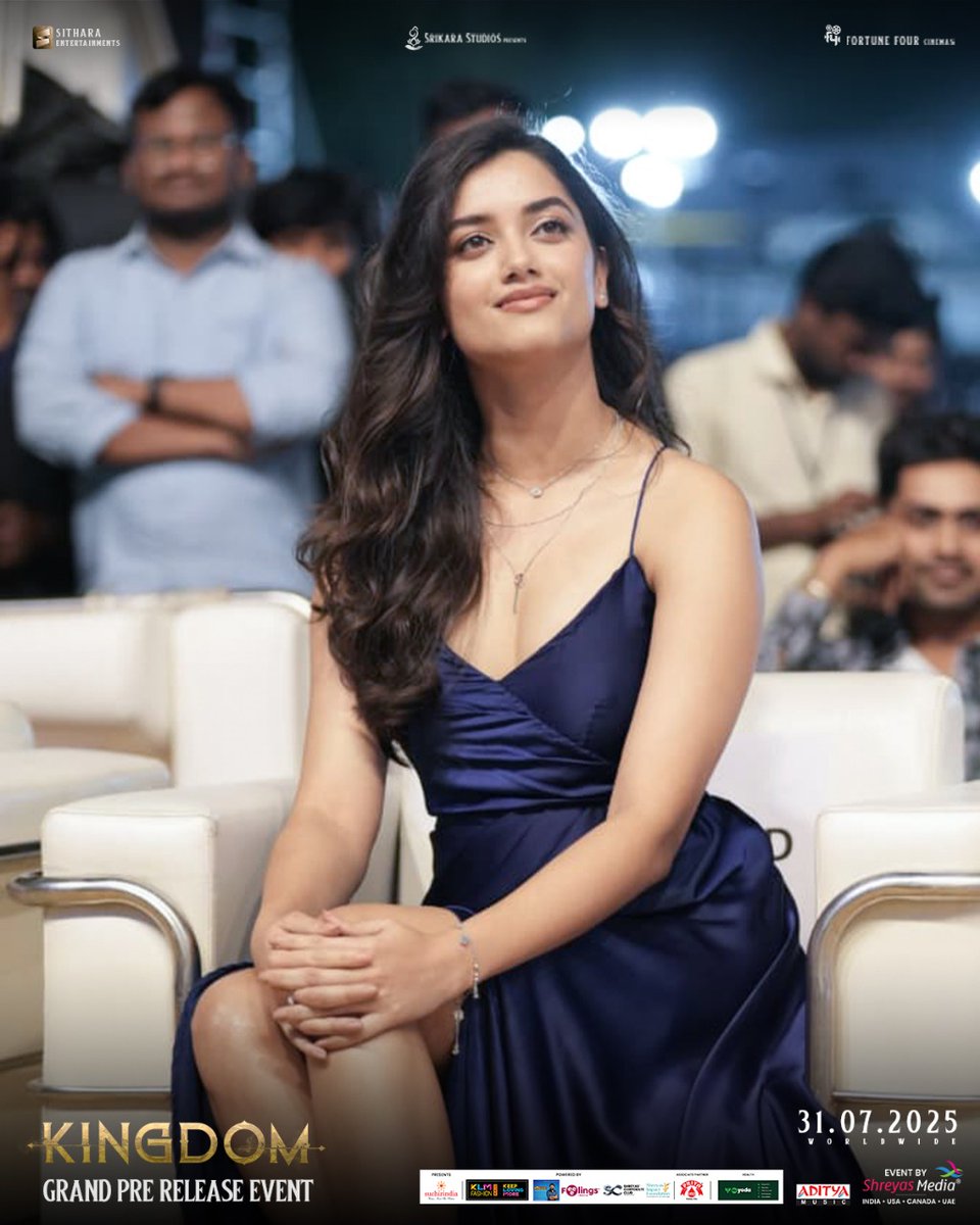 shreyasgroup's tweet image. #BhagyashriBorse looked absolutely gorgeous and stunning at the #Kingdom Pre Release Event!💙✨

Event By @shreyasgroup✌️

#KingdomPreReleaseEvent #KingdomOnJuly31st

@TheDeverakonda @gowtam19 @ActorSatyaDev @anirudhofficial @dopjomon #GirishGangadharan @vamsi84 #SaiSoujanya