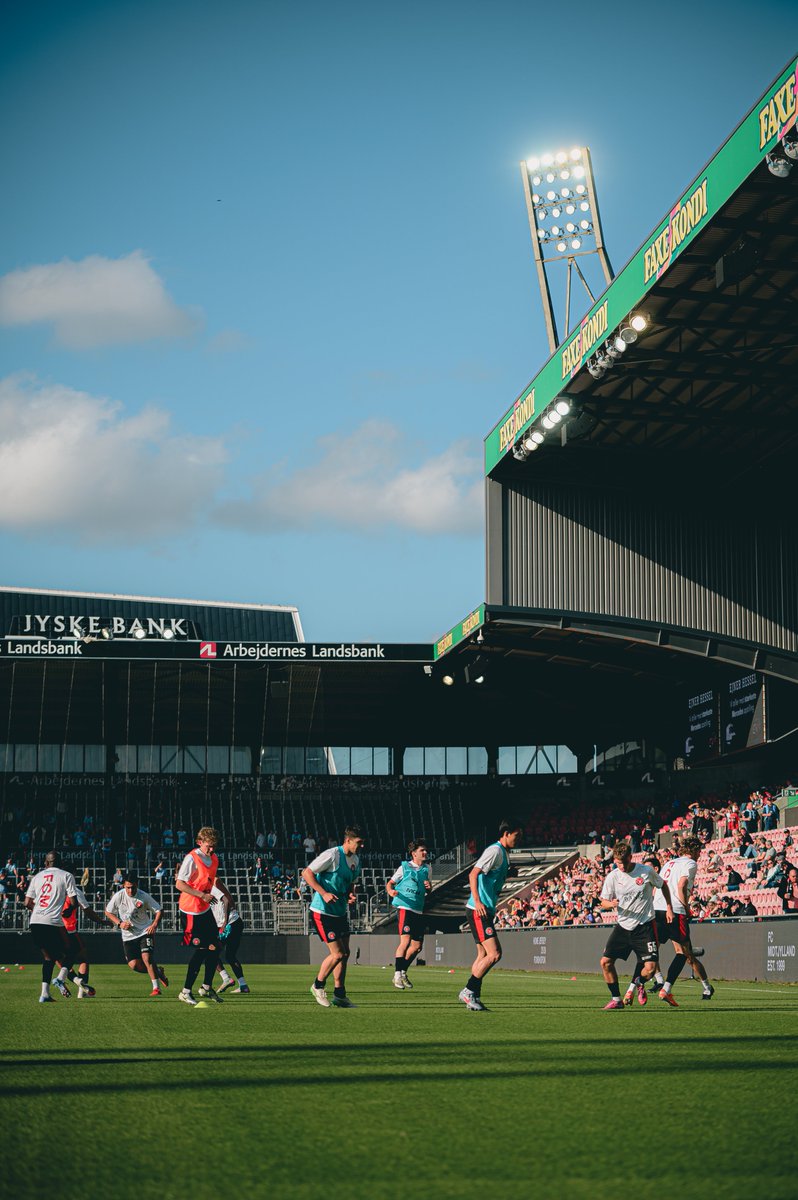 15 minutter til kickoff!

Kom så, drenge 👊

#FCMSJF