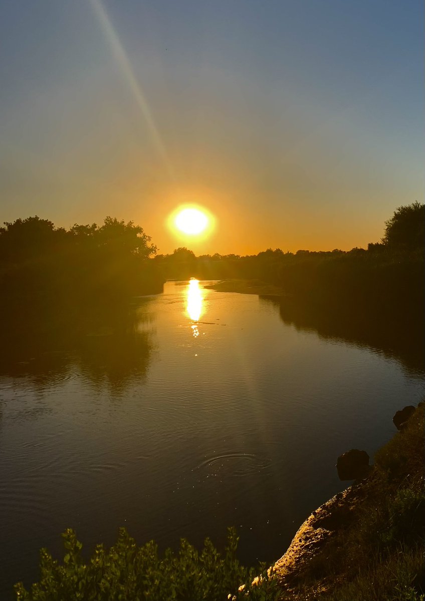 PattyBal33's tweet image. 💛 C’est aux couleurs du soleil couchant que je vous souhaite une excellente soirée mes ami(e)s 😍 Plein de bisous à tous 😘 Perso 📸