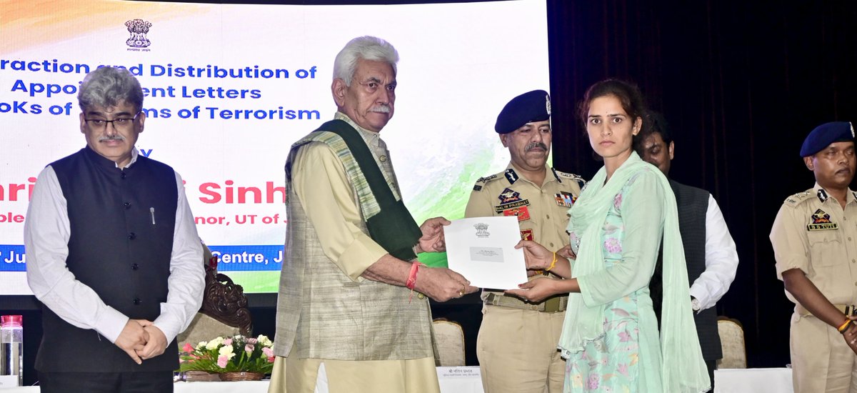 JAMMULINKS's tweet image. JAMMU: Lieutenant Governor Manoj Sinha today handed over the appointment letters to 80 Next of Kins (NoKs) of terror victims, at Jammu.

Read: jammulinksnews.com/newsdetail/392…