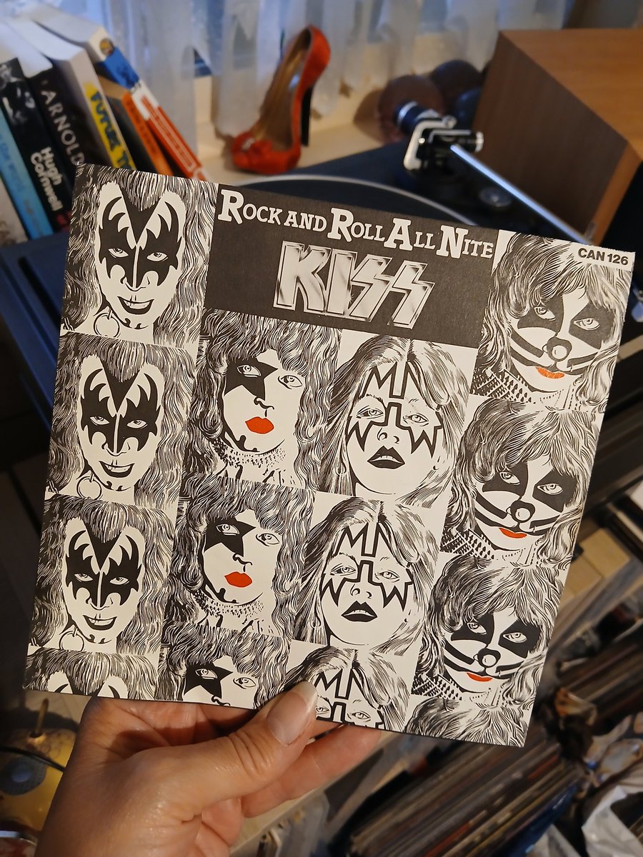 clairy_clairy8's tweet image. MONDAY ROCK NIGHT ✨️2️⃣✨️ #VinylJukebox @MIKEYWMS @Crookshank101 @nigelburton5 @Karin22796909 @Flash6246973 @afc1903gb @srobb68 @angelabasfc @summer_chucks @julesobee @ccw636