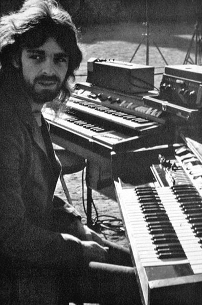 Budijoly's tweet image. #Efemérides del #Rock
El 28 de julio de 1943 nace Rick Wright, co-fundador de Pink Floyd desde que era Sigma 6 en 1964. Tecladista, vocalista y compositor.
Murió el 15 de septiembre de 2008.

Escucha share.google/jl7zSEhPaE0UmF…
