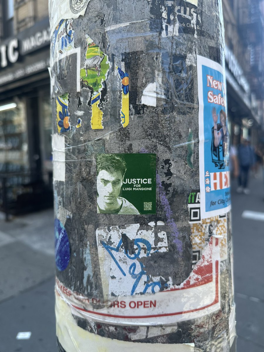 blueflies's tweet image. just spotted in soho 💚