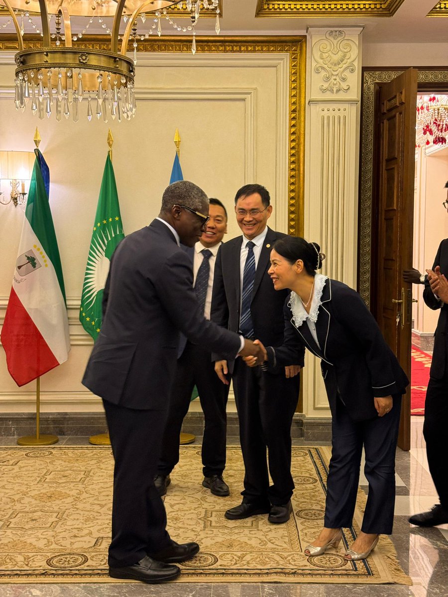 Después de tres años de negociaciones, el Gobierno y la empresa  #ChinaGezhouba han firmado la primera fase del contrato sobre el "Proyecto de Abastecimiento de Agua potable y Red de Tuberías en Guinea Ecuatorial" correspondiente a la parte de Malabo. Dichas negociaciones han