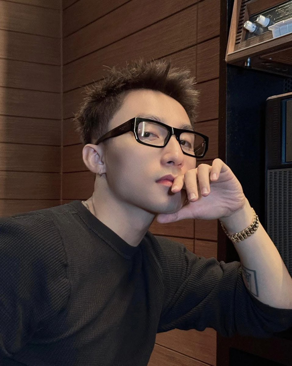 MTPGlobalUnion's tweet photo. [@sontungmtp777 FB UPDATE]

“People mend clothes with a needle.

So, let me ask you, what do we use to mend a heart?

🙂”

[1/3]
#SonTungMTP #SKYMTP https://t.co/TJbxzZBa2M