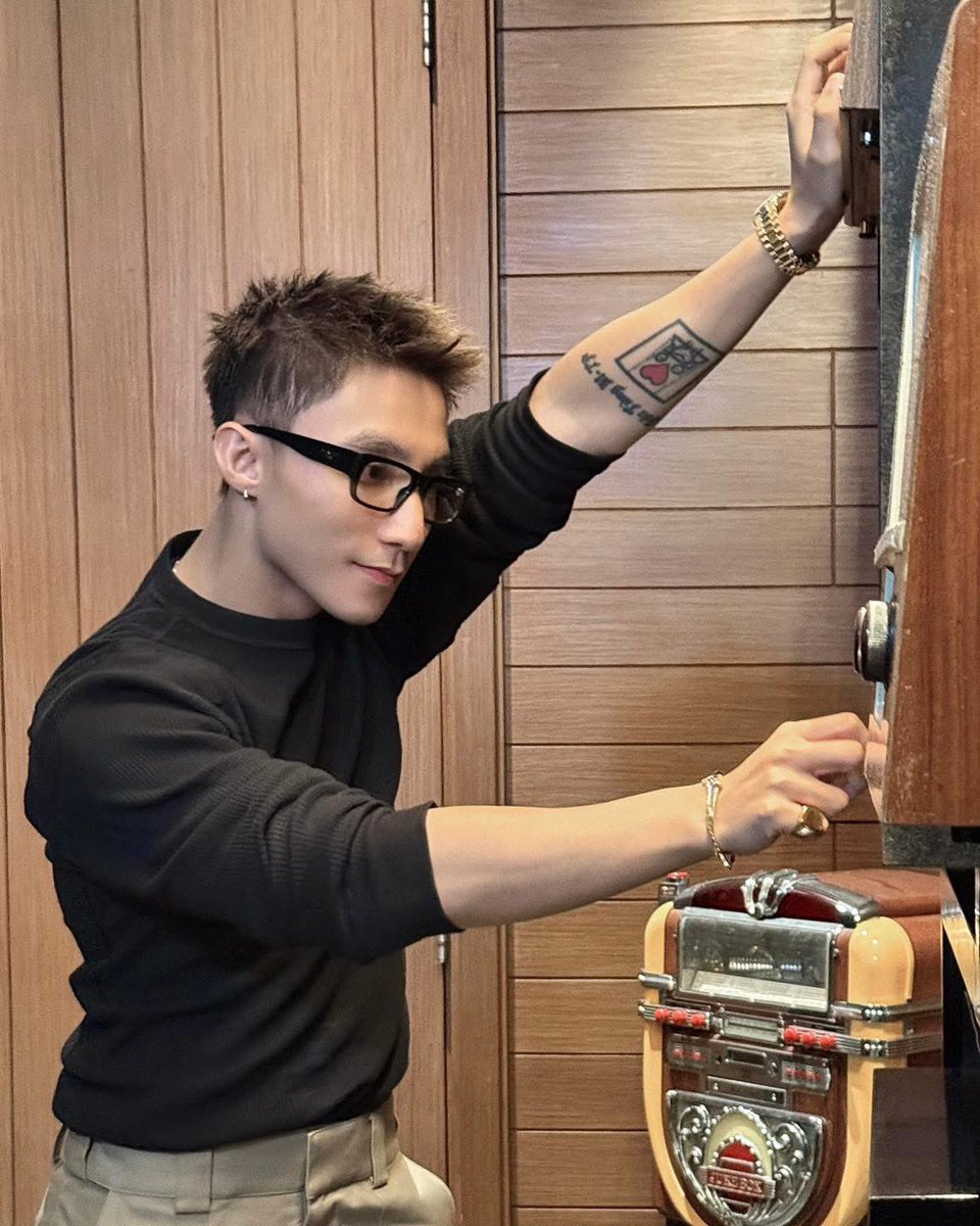 [<a href="/sontungmtp777/">M-TP</a> FB UPDATE]

“People mend clothes with a needle.

So, let me ask you, what do we use to mend a heart?

🙂”

[1/3]
#SonTungMTP #SKYMTP