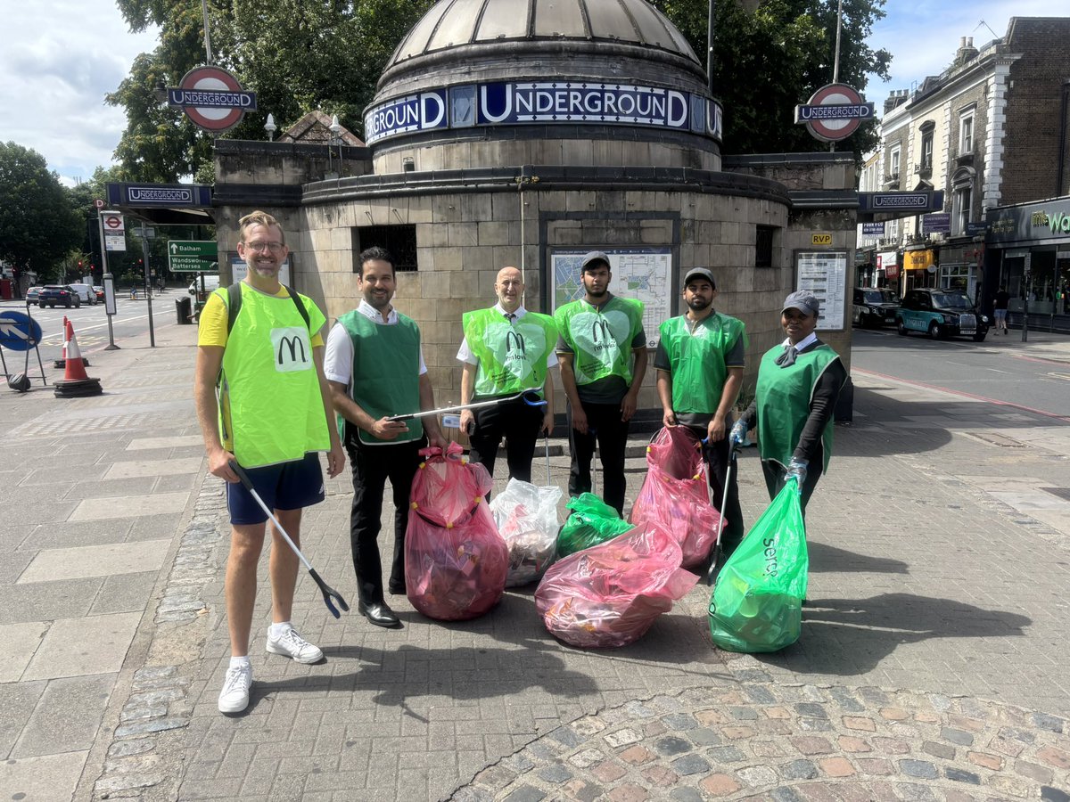 ClaphamTownLab's tweet image. Thank you @McDonaldsUK staff from the High St & Wandsworth Rd branch for today’s litter pick with Councillors around the side streets of Clapham Town.
Really makes a difference and we’re so pleased that this is happening several times a week.
Great work! 🗑️ ♻️