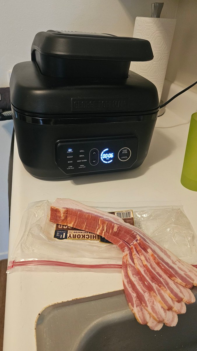 Slowberon's tweet image. Air frying some 🥓 This morning/afternoon 🌞