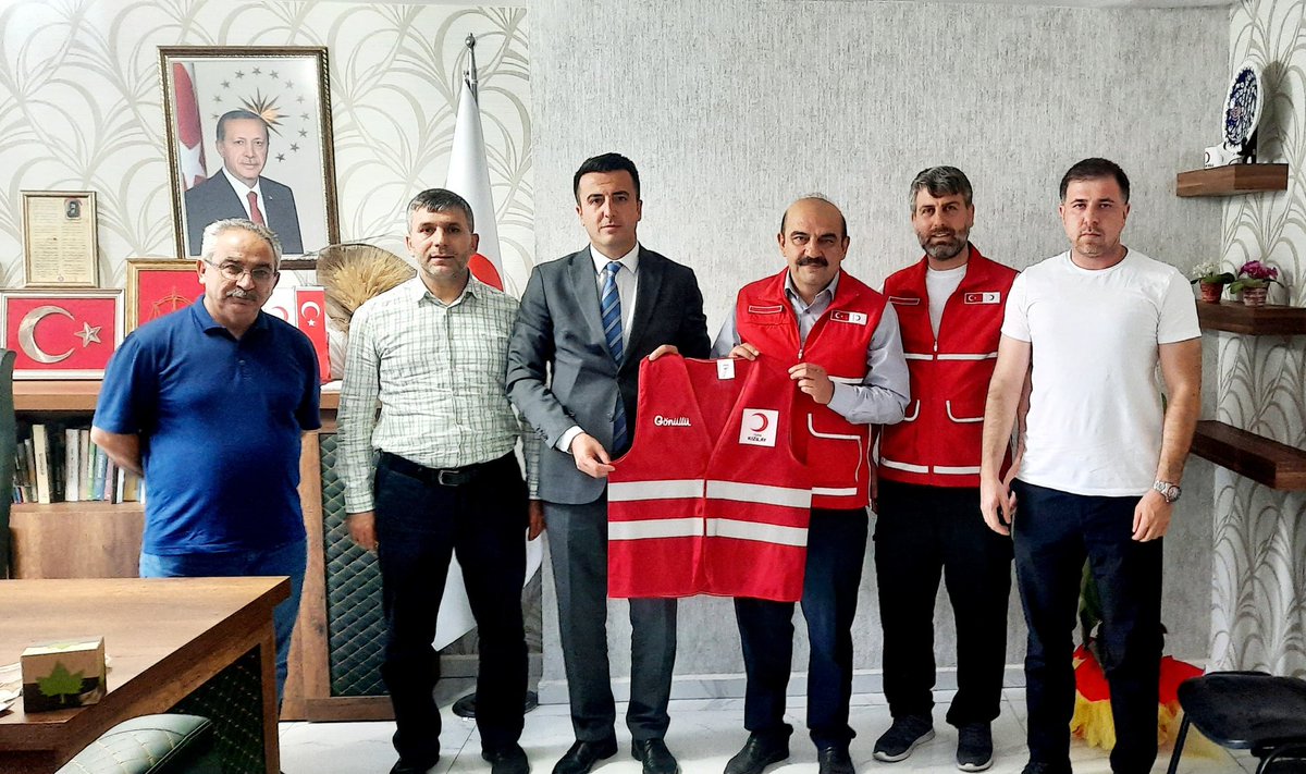 Bağlar kaymakamımız Sn. Necdet ÖZDEMİR şubemize iade-i ziyarette bulundu.
Nazik ziyaretlerinden dolayı teşekkür ederiz.