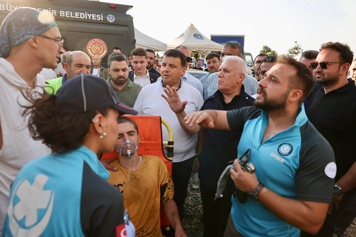 Görev başındayız.

Harmancık Koordinasyon Merkezimizde yangının son durumunu ekiplerimizle değerlendirdik. 

Yangına müdahalemiz ve mücadelemiz hız kesmeden devam ediyor.