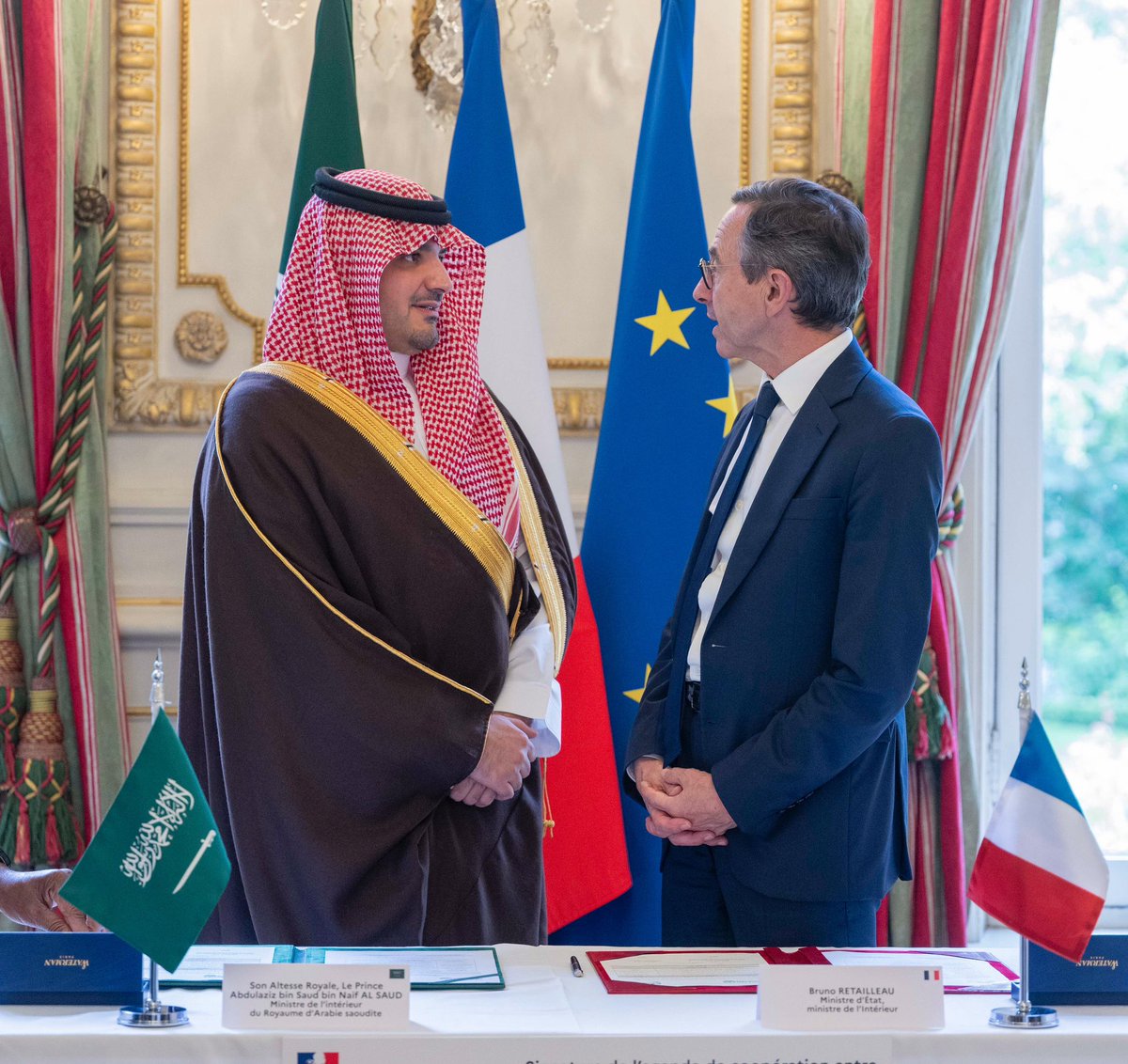 بتوجيهات سمو سيدي ولي العهد رئيس مجلس الوزراء-حفظه الله- اجتمعت اليوم مع معالي وزير الداخلية الفرنسي برونو ريتايو <a href="/BrunoRetailleau/">Bruno Retailleau</a> واستعرضنا التعاون القائم في الشأن الأمني في إطار العلاقات الثنائية بين بلدينا الصديقين، وسبل تطويرها بما يحقق تطلعاتنا المشتركة،،،