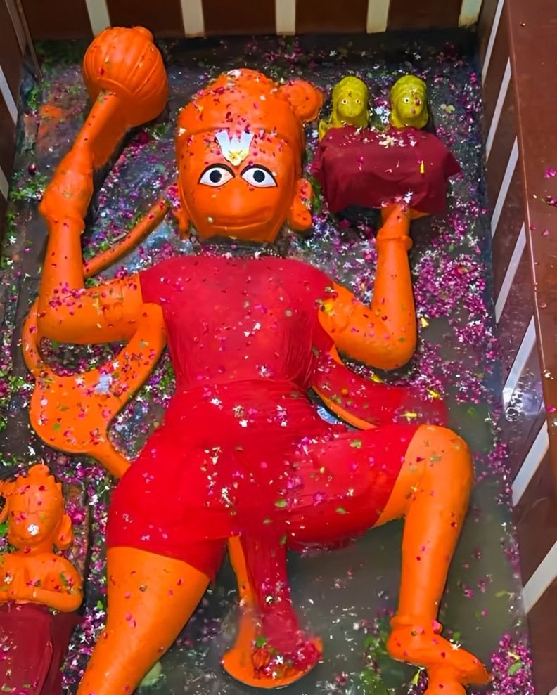 जिन्दगी आसान हो जाती है जब परखने वाले नहीं समझने वाले मिल जाते है!

💢जय श्री हनुमानजी💢