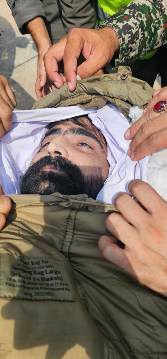 lmrankhanISP1's tweet image. شہید مرتا نہیں، وہ زندہ رہتا ہے قوم کے دلوں میں، ہر دعا میں، ہر فتح میں
اس کی قربانی ہمارا فخر، اس کا لہو ہماری پہچان ہے
کیپٹن فاروق شہید کو سلام 🫡❤️
