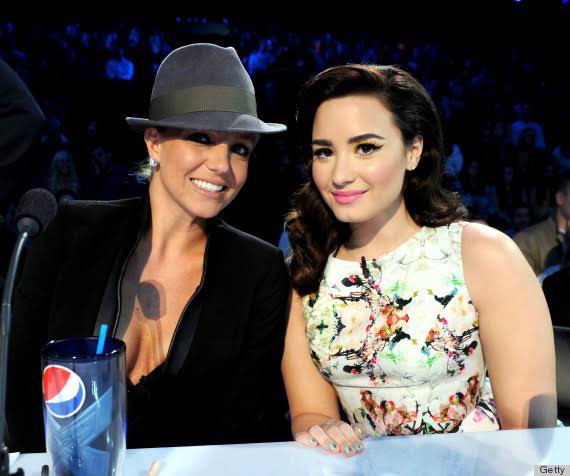 lionddll's tweet image. o pessoal do fandom ao lado jurando que a britney não conhece a demi sendo que as queridas trabalharam juntas