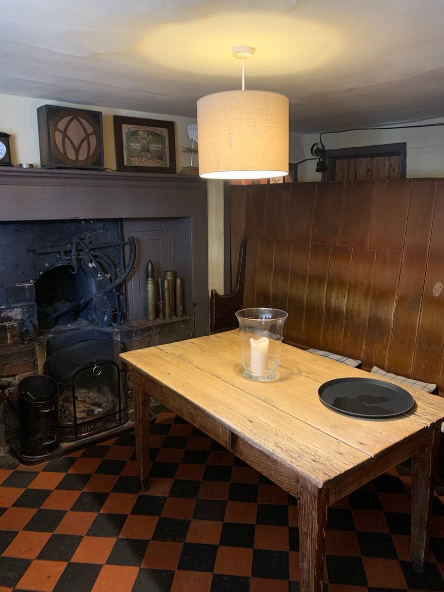 The King's Head (Low House) Laxfield, #Suffolk 🍻
Unspoilt village pub featuring a most remarkable public bar, unchanged for 150 years, and also one of only six traditional pubs in the #UK with no bar counter. 16th-Century Free House Bought from Adnams in May 2018 by a small CIC.