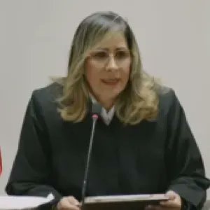 Adriau's tweet image. #Veredicto 
#AlvaroUribeVelez 
#JuezaCasoUribe

Como leo // Como escribo