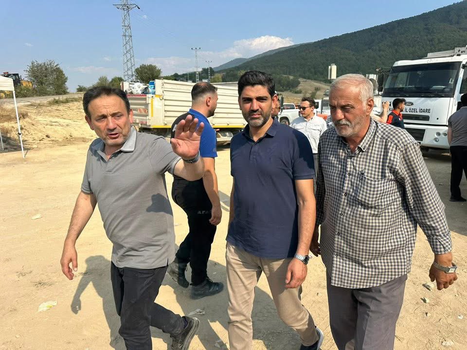 Yangından etkilenen köylerimizi ziyaret ederek hemşehrilerimizle ve sahada büyük bir özveriyle görev yapan kahramanlarımızla bir araya geldik.

Devletimiz, tüm kurum ve imkânlarıyla bölgede; yaralarımızı birlikte sarıyoruz.

AFAD Başkanlığımız tarafından ilk aşamada 3 milyon TL