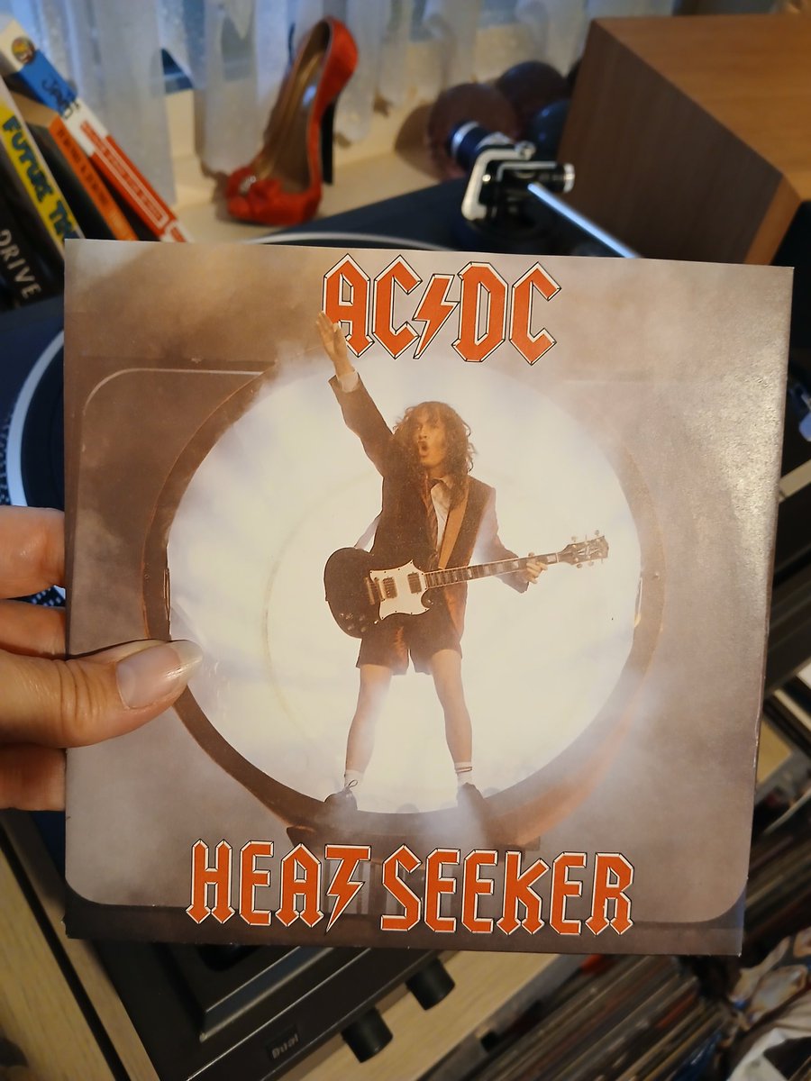 clairy_clairy8's tweet image. MONDAY ROCK NIGHT ✨️3️⃣✨️ #VinylJukebox @MIKEYWMS @Crookshank101 @nigelburton5 @Karin22796909 @Flash6246973 @afc1903gb @srobb68 @angelabasfc @summer_chucks @julesobee @ccw636