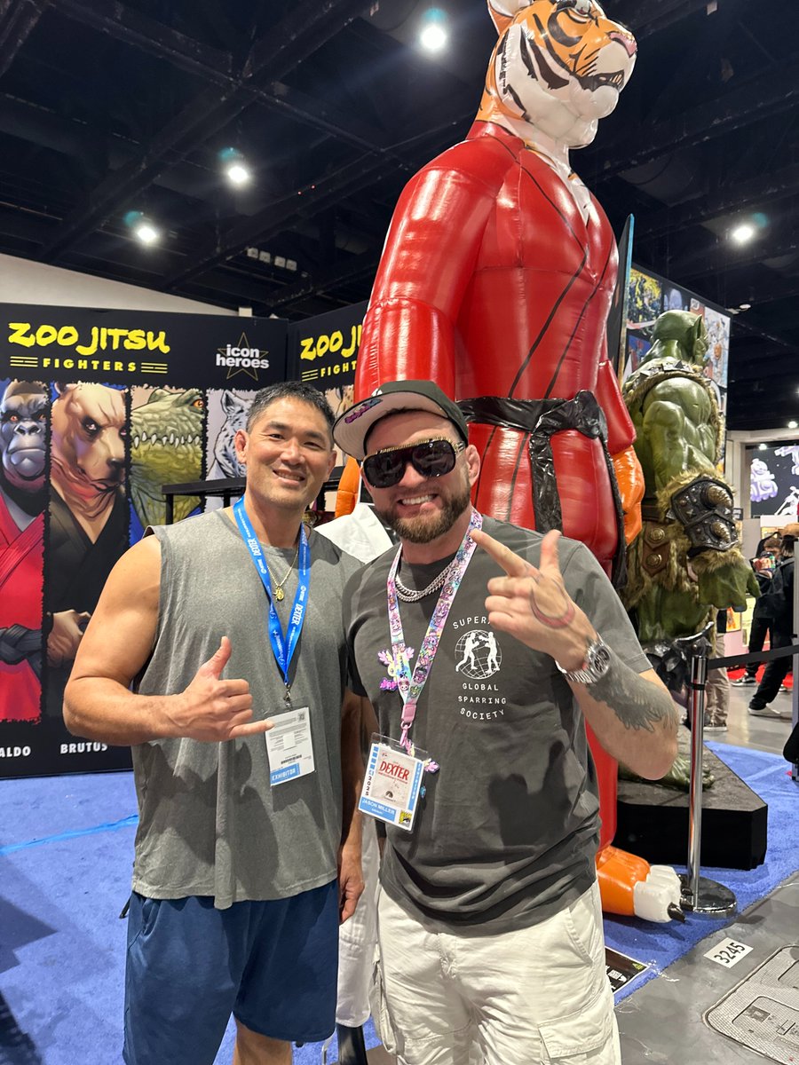 Icon Heroes (@iconheroes) on Twitter photo Big thanks to MMA legend <a href="/mayhemmiller/">Jason Mayhem Miller</a> for swinging by our booth to check out Zoo Jitsu Fighters! 👊🐅 Appreciate the love and support! 🥋🔥 Full lineup available now at iconheroes.com
#MayhemMiller #MMA #SDCC2025 #ZooJitsuFighters Big thanks to MMA legend <a href="/mayhemmiller/">Jason Mayhem Miller</a> for swinging by our booth to check out Zoo Jitsu Fighters! 👊🐅 Appreciate the love and support! 🥋🔥 Full lineup available now at iconheroes.com
#MayhemMiller #MMA #SDCC2025 #ZooJitsuFighters