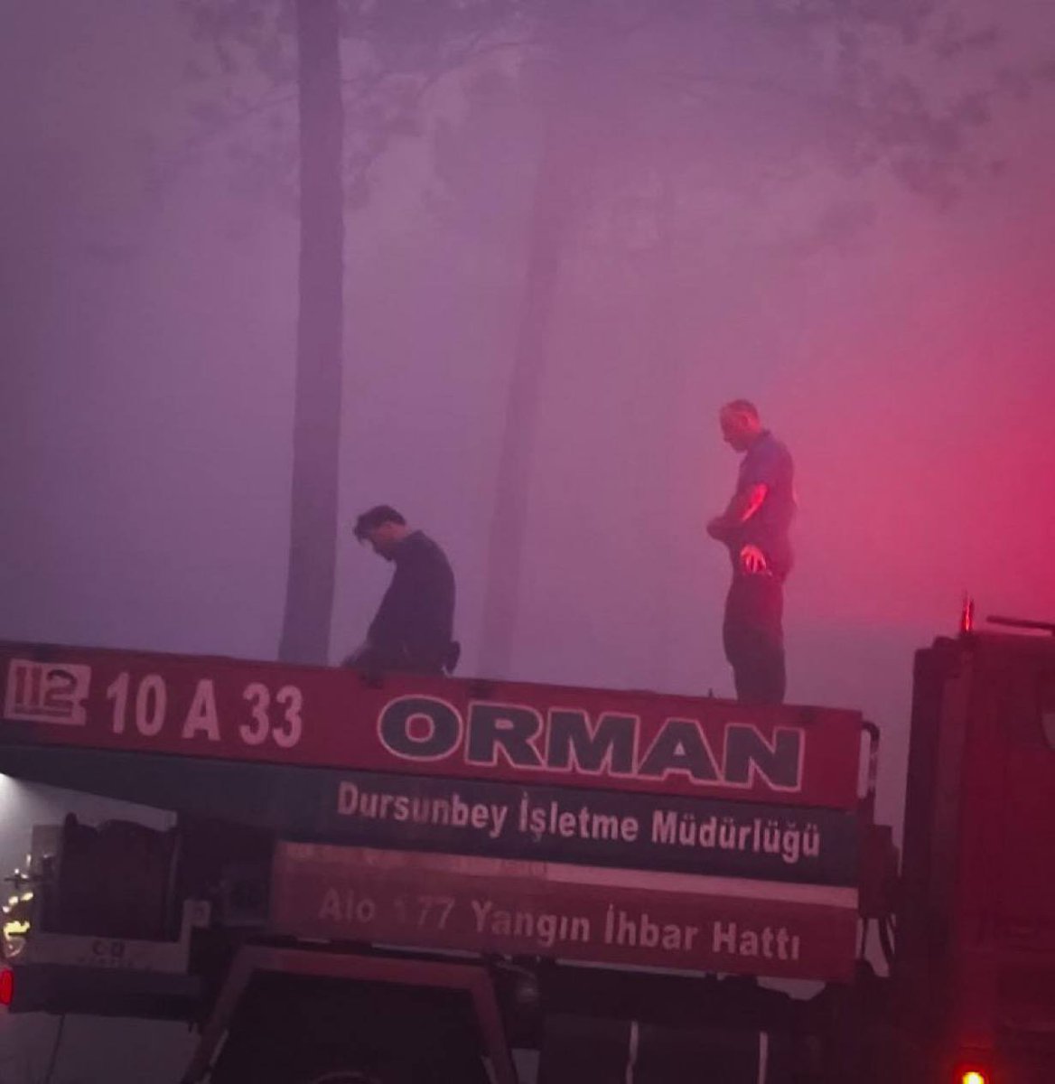 Bursa’da alevlerle mücadele eden kahramanlar, sabah namazını araçlarının üstünde kıldı.

Allah kabul etsin 🤲