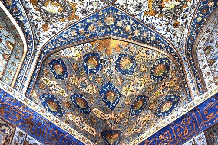 مجموعه تاریخی بسطام

مجموعه تاریخی بسطام در میدان مرکزی شهر نمونه گردشگری واقع گردیده است. از شاخصه های این مجموعه وجود  17 بنا در کنار هم و قدمت های متفاوت آن (8دوره) عتیق (اوایل قرن سوم هجری) آلبویه، سلجوقی، ایلخانی، تیموری، صفوی، قاجاری و پهلوی می باشد.
#ایران_ببین #بسطام