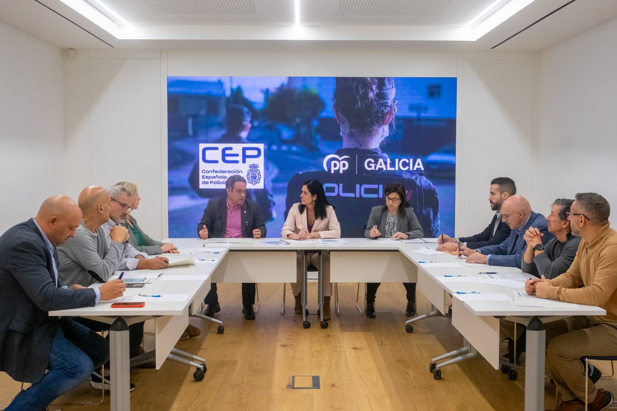 CEP Galicia (@cep_galicia) on Twitter photo <a href="/anadebande/">Ana Vázquez Blanco</a> <a href="/NunezFeijoo/">Alberto Núñez Feijóo</a> <a href="/AlfonsoRuedaGal/">Alfonso Rueda</a> <a href="/Luis_MenorPerez/">Luis Menor Pérez</a> <a href="/Mtelladof/">Miguel Tellado</a> <a href="/cucagamarra/">Cuca Gamarra</a> Siempre has estado del lado de la Policía de todos los españoles, escuchando, apoyando y luchando para mejorar sus condiciones 👉🏻 Esperemos que algún día podamos decir que ya #NoSomosMenos 👇👇👇
#ProfesionDeRiesgoYa
#JubilacionDignaYa
#EquiparacionREAL <a href="/anadebande/">Ana Vázquez Blanco</a> <a href="/NunezFeijoo/">Alberto Núñez Feijóo</a> <a href="/AlfonsoRuedaGal/">Alfonso Rueda</a> <a href="/Luis_MenorPerez/">Luis Menor Pérez</a> <a href="/Mtelladof/">Miguel Tellado</a> <a href="/cucagamarra/">Cuca Gamarra</a> Siempre has estado del lado de la Policía de todos los españoles, escuchando, apoyando y luchando para mejorar sus condiciones 👉🏻 Esperemos que algún día podamos decir que ya #NoSomosMenos 👇👇👇
#ProfesionDeRiesgoYa
#JubilacionDignaYa
#EquiparacionREAL