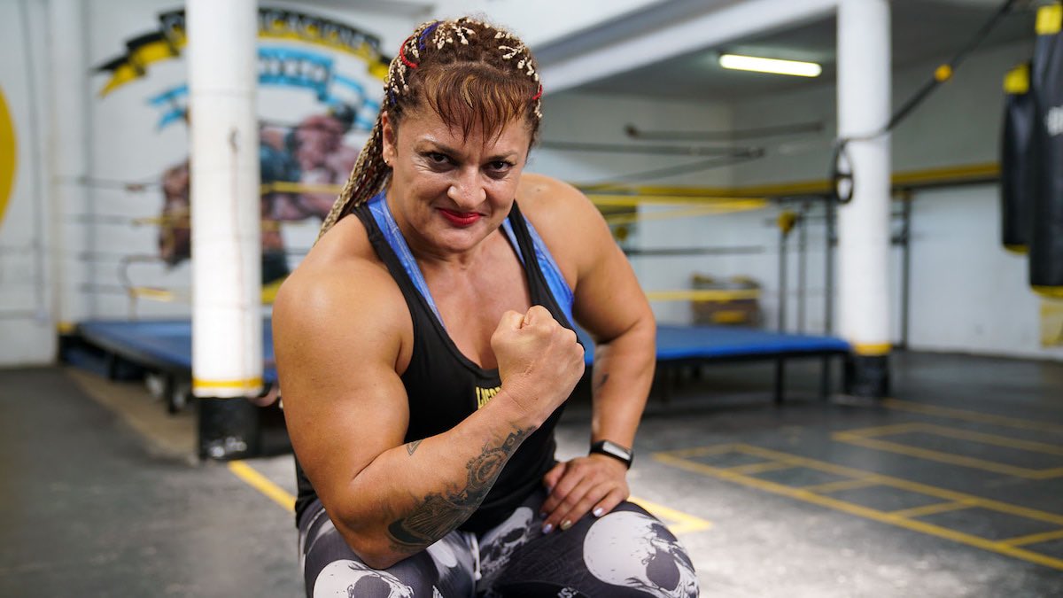 En Santa Fe, la Locomotora Oliveras tenía un gimnasio para sacar a los pibes de la calle. Los dejaba entrenar gratis con la condición que vayan al colegio. Ella decía que el boxeo le había salvado la vida y quería que también se la salve a mas personas. Nos quedamos con ese