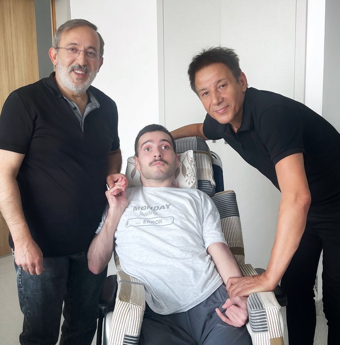 Mustafa YILDIZDOĞAN (@myildizdogann) on Twitter photo Dünya ahiret kardeşim, hacı arkadaşım Mustafa Tatlısu’nun oğlu, kıymetli yeğenim Emir’i, tedavi gördüğü Ankara Fizik Tedavi ve Rehabilitasyon Hastanesi’nde ziyaret ettim. Rabbim Emir’imize ve tüm hastalara şifa versin. Bu emri verene, Emir neylesin... <a href="/_mustafatatlisu/">Mustafa TATLISU</a> Dünya ahiret kardeşim, hacı arkadaşım Mustafa Tatlısu’nun oğlu, kıymetli yeğenim Emir’i, tedavi gördüğü Ankara Fizik Tedavi ve Rehabilitasyon Hastanesi’nde ziyaret ettim. Rabbim Emir’imize ve tüm hastalara şifa versin. Bu emri verene, Emir neylesin... <a href="/_mustafatatlisu/">Mustafa TATLISU</a>