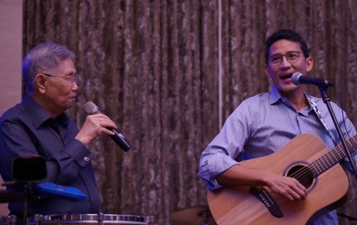 Selamat jalan, Pak Kwik Kian Gie. Ekonom, pendidik, nasionalis sejati. Mentor yang tak pernah lelah memperjuangkan kebenaran. Yang berdiri tegak di tengah badai, demi kepentingan rakyat dan negeri.
Indonesia berduka.