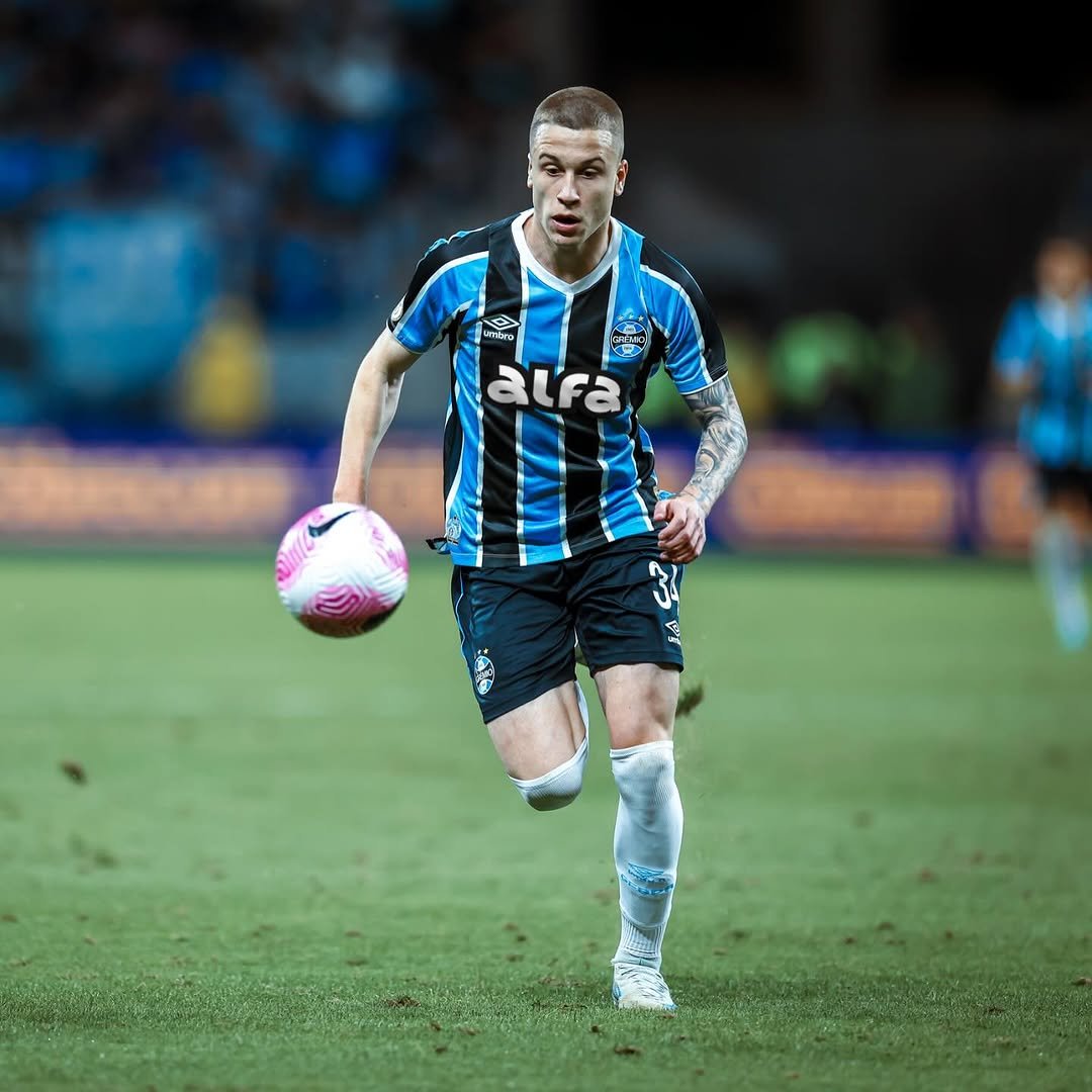 rdimortal's tweet image. 🚨 IGOR SERROTE DE SAÍDA
Apuramos que Igor Serrote está sendo negociado para o futebol árabe. Ele está fora do jogo de amanhã, contra o Fortaleza.
Foto: Grêmio / Divulgação