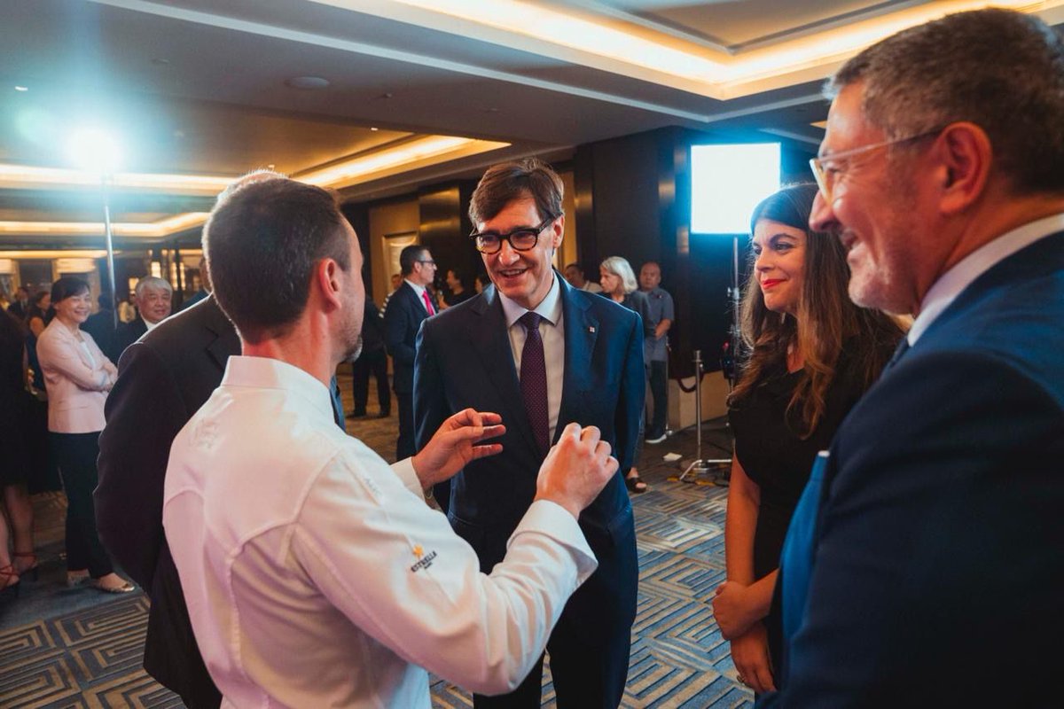 govern's tweet image. 📸 El president @salvadorilla ha participat en el sopar per l’Any Mundial de la Gastronomia Catalana, una trobada gastronòmica organitzada per @turismecat, on Catalunya ha posat en valor la singularitat i l'excel·lència de la seva cuina.