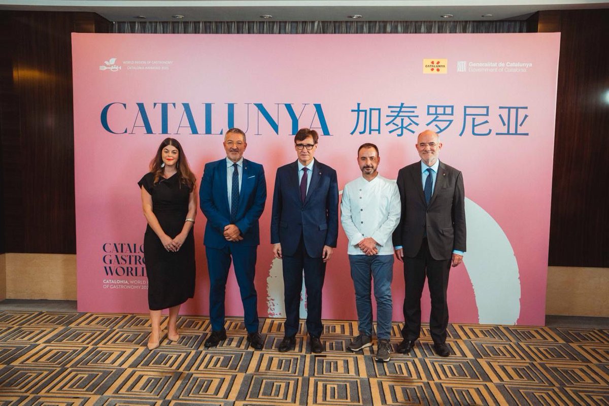 govern's tweet image. 📸 El president @salvadorilla ha participat en el sopar per l’Any Mundial de la Gastronomia Catalana, una trobada gastronòmica organitzada per @turismecat, on Catalunya ha posat en valor la singularitat i l'excel·lència de la seva cuina.