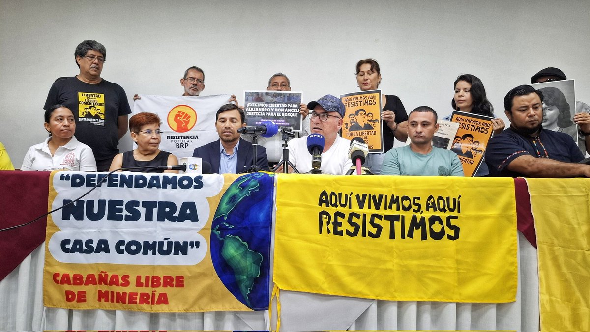 📢 Esta mañana en conferencia de prensa se reafirmó que la única resolución legal y justa en el caso Santa Marta es la absolución de nuestros líderes comunitarios y defensores ambientales.

Los días 29, 30 y 31 de julio se realizará la nueva vista pública.

#ComunidadSantaMarta