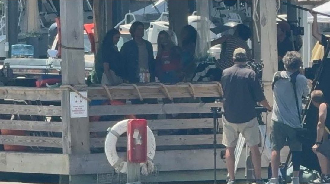outerbanksupd's tweet image. New photo on the set of outer banks
of Madison Bailey, Chase Stokes,Madelyn Cline,Carlacia Grant and Jonathan Davis