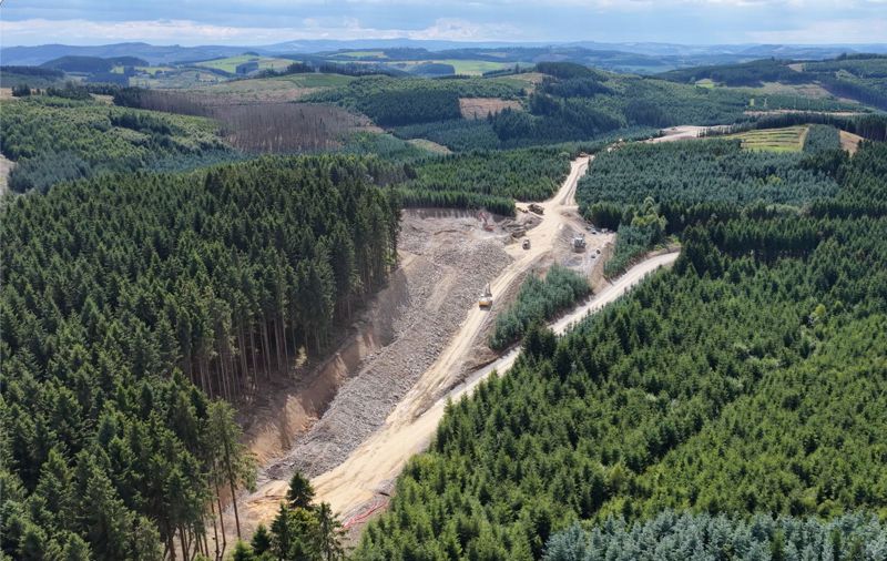 Was für ein Verbrechen an der Natur.
Sundern im Sauerland gilt als Rückzugsort in einer der waldreichsten Regionen Deutschlands. Nun wird dort das idyllische Landschaftsbild für immer drastisch verändert.
Der Betreiber Trianel errichtet dort auf einer Fläche von fünf