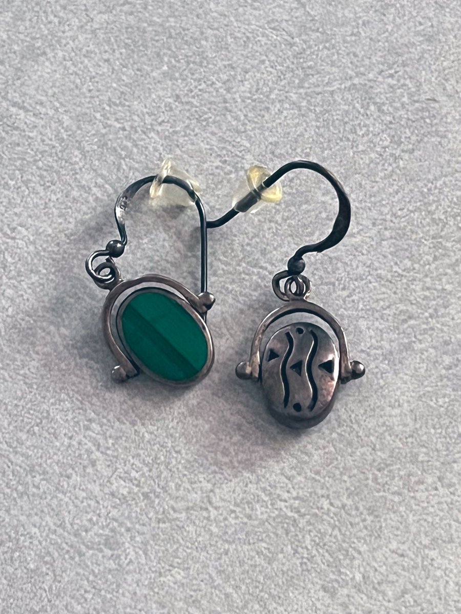 y2chaotic's tweet image. This pair of my moms earrings remind me of little malachite healing ear beetles 
〰️•〰️•🪲•〰️•〰️