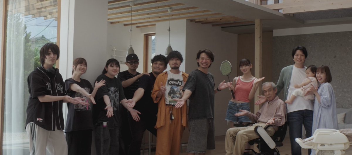 こちらのチームで大阪万博で展示公開される映像を撮りました！！　みんなで寿司三昧ポーズ😊