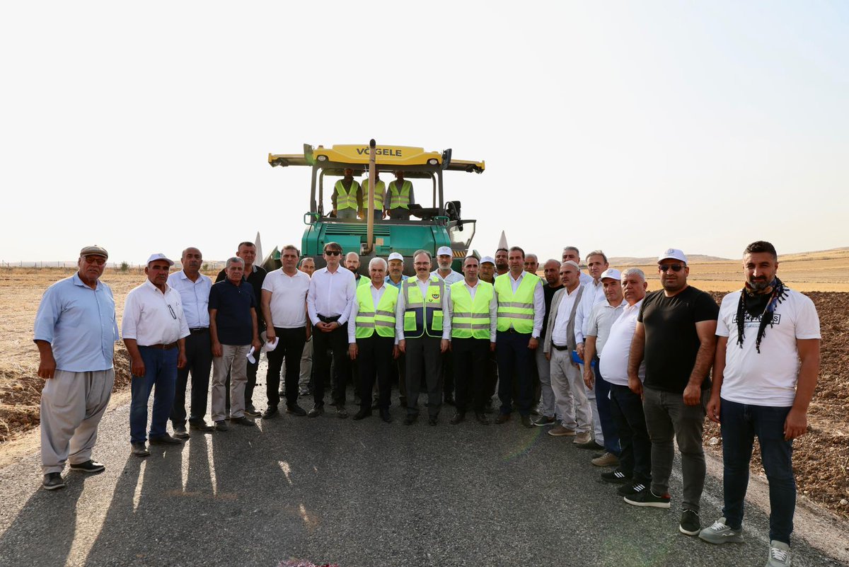 Siirt Valiliği (@siirtvaliligi) on Twitter photo 📍 TCK Devlet Yolu Bağlantısı Kurtalan – Kayabağlar Beldesi Yolu Sıcak Asfaltla Buluşuyor! 🚧🛣️
Valimiz ve Belediye Başkan Vekili Sayın <a href="/Dr_KemalKzlkaya/">Dr. Kemal KIZILKAYA</a>, AK Parti #Siirt Milletvekili Mervan Gül ile birlikte #Kurtalan – Kayabağlar Beldesi yolunda başlatılan Bitümlü Sıcak Asfalt 📍 TCK Devlet Yolu Bağlantısı Kurtalan – Kayabağlar Beldesi Yolu Sıcak Asfaltla Buluşuyor! 🚧🛣️
Valimiz ve Belediye Başkan Vekili Sayın <a href="/Dr_KemalKzlkaya/">Dr. Kemal KIZILKAYA</a>, AK Parti #Siirt Milletvekili Mervan Gül ile birlikte #Kurtalan – Kayabağlar Beldesi yolunda başlatılan Bitümlü Sıcak Asfalt
