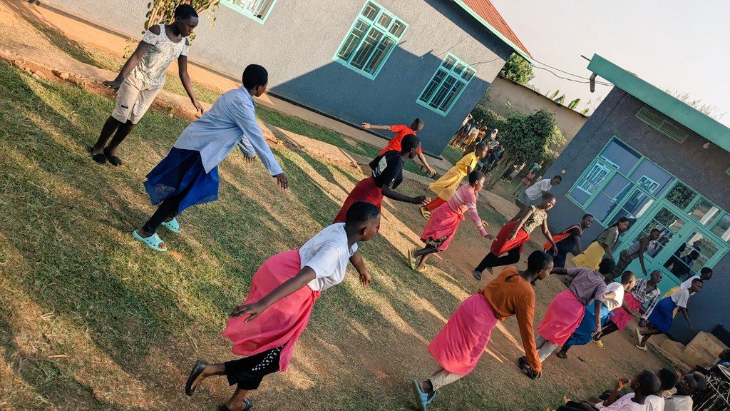 Ntarama Youth Council (@ntaramayouth) on Twitter photo Muri gahunda y'Intore mu biruhuko, kuri site zitandukanye mu murenge wa <a href="/NtaramaBugesera/">Umurenge wa Ntarama - Akarere ka Bugesera</a> Abana n'Urubyiruko bahawe ikiganiro kivuga ku murimo, imirimo abana bakora mu Rugo n' indangagaciro z'umurimo unoze, nyuma abana bigishijwe kubyina nka bimwe mu bigize Umuco nyarwanda. Muri gahunda y'Intore mu biruhuko, kuri site zitandukanye mu murenge wa <a href="/NtaramaBugesera/">Umurenge wa Ntarama - Akarere ka Bugesera</a> Abana n'Urubyiruko bahawe ikiganiro kivuga ku murimo, imirimo abana bakora mu Rugo n' indangagaciro z'umurimo unoze, nyuma abana bigishijwe kubyina nka bimwe mu bigize Umuco nyarwanda.