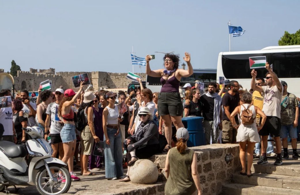 Badachr0's tweet image. Αυτά τα ναυάγια θα μαζεύονται εφεξής για να σπάνε το ρεκόρ τσιρίδας ‘τι κάνετε ρεεεεε’. Άλλη λογική αιτία δεν υπάρχει. 🤡🖐️🖐️
#σουργελα #Ροδος