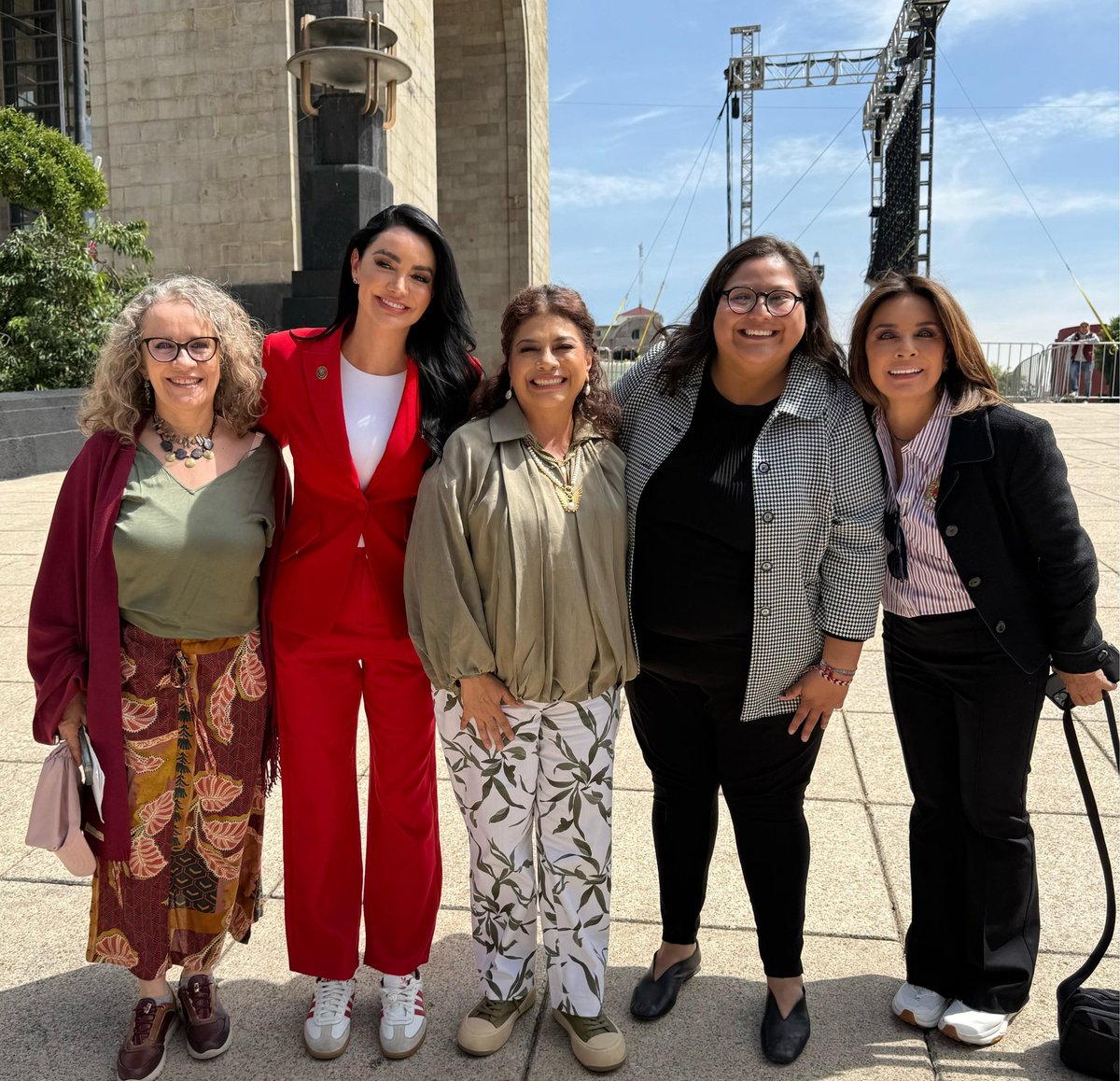 GabyJimenezMX's tweet image. Acompañamos a la Jefa de Gobierno, @ClaraBrugadaM, en la presentación del programa Mujeres Sanas, Infancias Protegidas, que da inicio al Sistema Público de Cuidados de la CDMX, que tiene el propósito de convertirse en mandato constitucional de la capital.
Este programa apoya a…