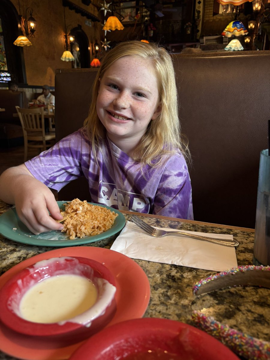 Tennessee_Mojo's tweet image. Lunch date with Mini Mojo. Her and the cute senorita waitress are not impressed with my Spanish