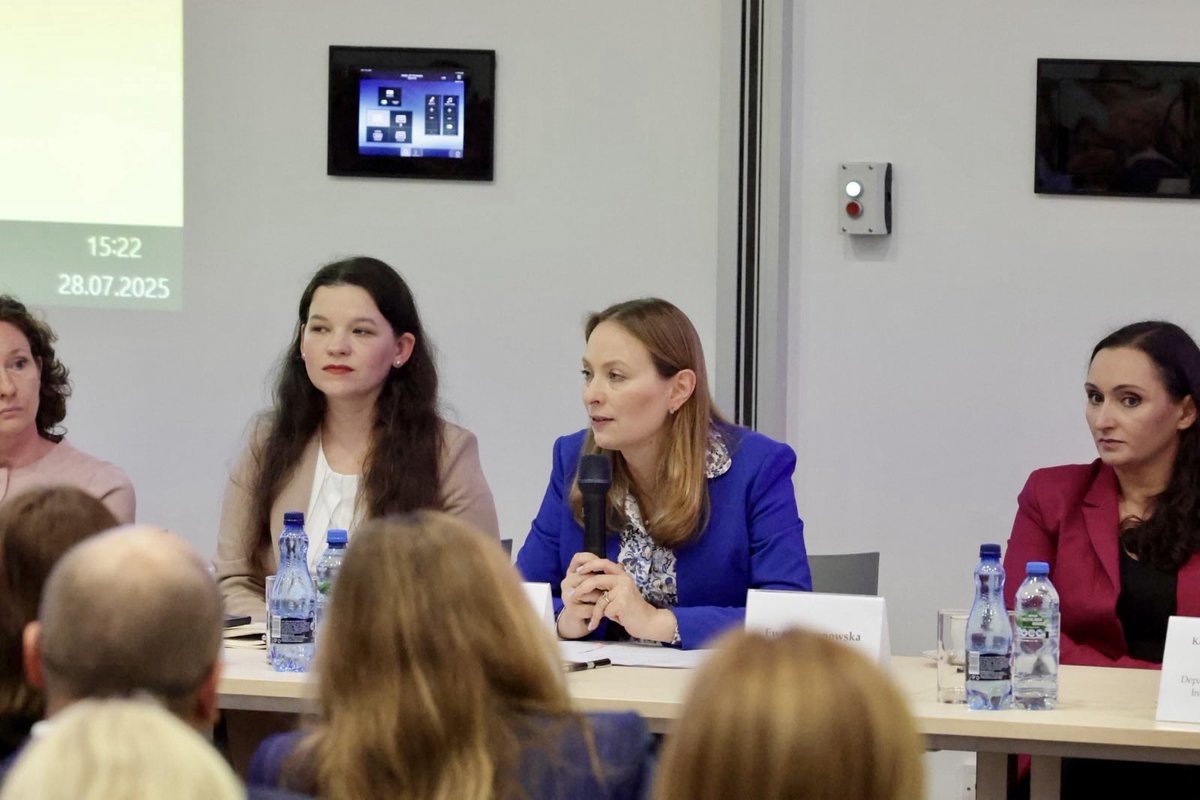 PL_2050's tweet image. 📍 Łódź. Ponad 8 mld zł z funduszy UE i 4,5 mld zł z KPO trafiło już do woj. łódzkiego.

Minister @Kpelczynska, razem z wiceministrą @nowakowska_ka i posłanką @Szymanowska2050, mówiła dziś o inwestycjach, które realnie zmieniają region:
✅ 7 Centrów Umiejętności
✅ 50…
