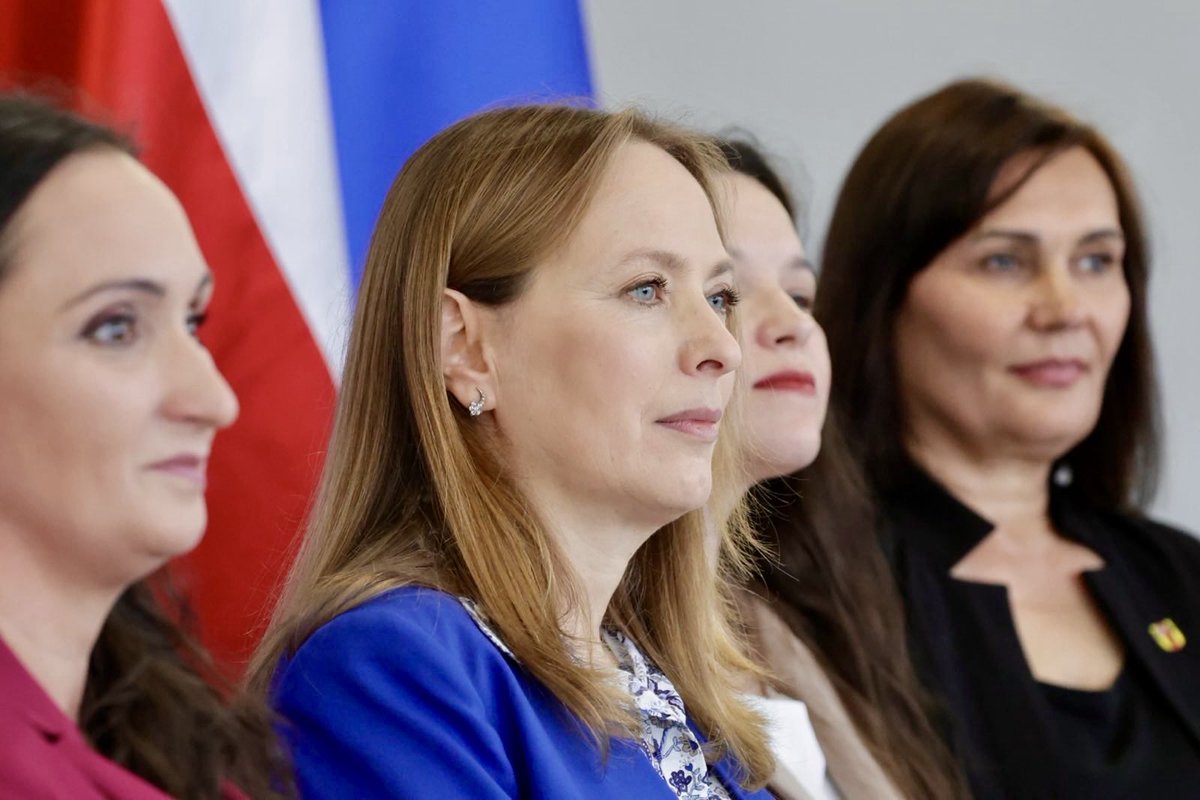 PL_2050's tweet image. 📍 Łódź. Ponad 8 mld zł z funduszy UE i 4,5 mld zł z KPO trafiło już do woj. łódzkiego.

Minister @Kpelczynska, razem z wiceministrą @nowakowska_ka i posłanką @Szymanowska2050, mówiła dziś o inwestycjach, które realnie zmieniają region:
✅ 7 Centrów Umiejętności
✅ 50…