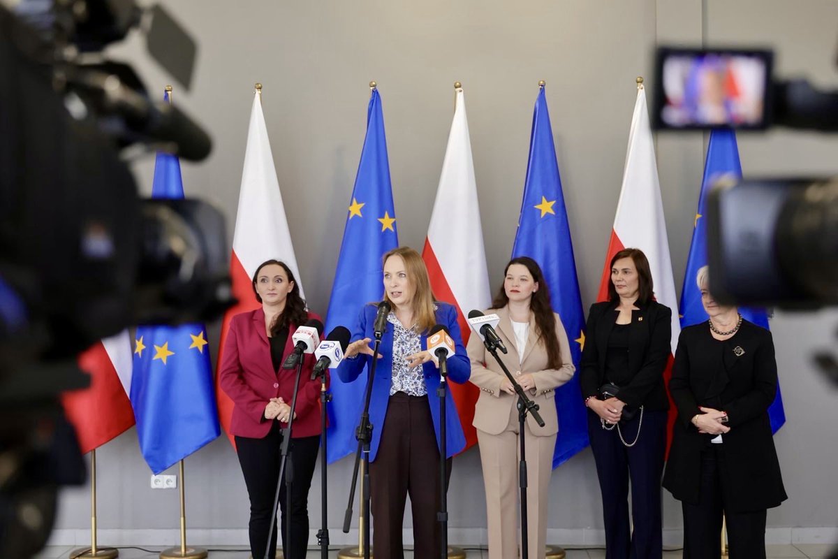 PL_2050's tweet image. 📍 Łódź. Ponad 8 mld zł z funduszy UE i 4,5 mld zł z KPO trafiło już do woj. łódzkiego.

Minister @Kpelczynska, razem z wiceministrą @nowakowska_ka i posłanką @Szymanowska2050, mówiła dziś o inwestycjach, które realnie zmieniają region:
✅ 7 Centrów Umiejętności
✅ 50…