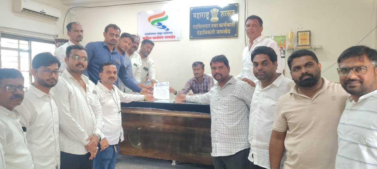 RRPSpeaks's tweet image. जामखेडमधील राष्ट्रवादी काँग्रेस पार्टी शरदचंद्र पवार पक्षाच्या प्रमुख पदाधिकाऱ्यांनी बैठक घेऊन शहरातील विविध प्रश्नांसंदर्भात चर्चा केली. यामध्ये शहरात फिरणारी मोकाट जनावरं, शहरात विविध ठिकाणी पावसाचे पाणी साठल्याने नागरिकांना होणारा त्रास, डासांची होणारी पैदास, आरोग्याचे प्रश्न,…
