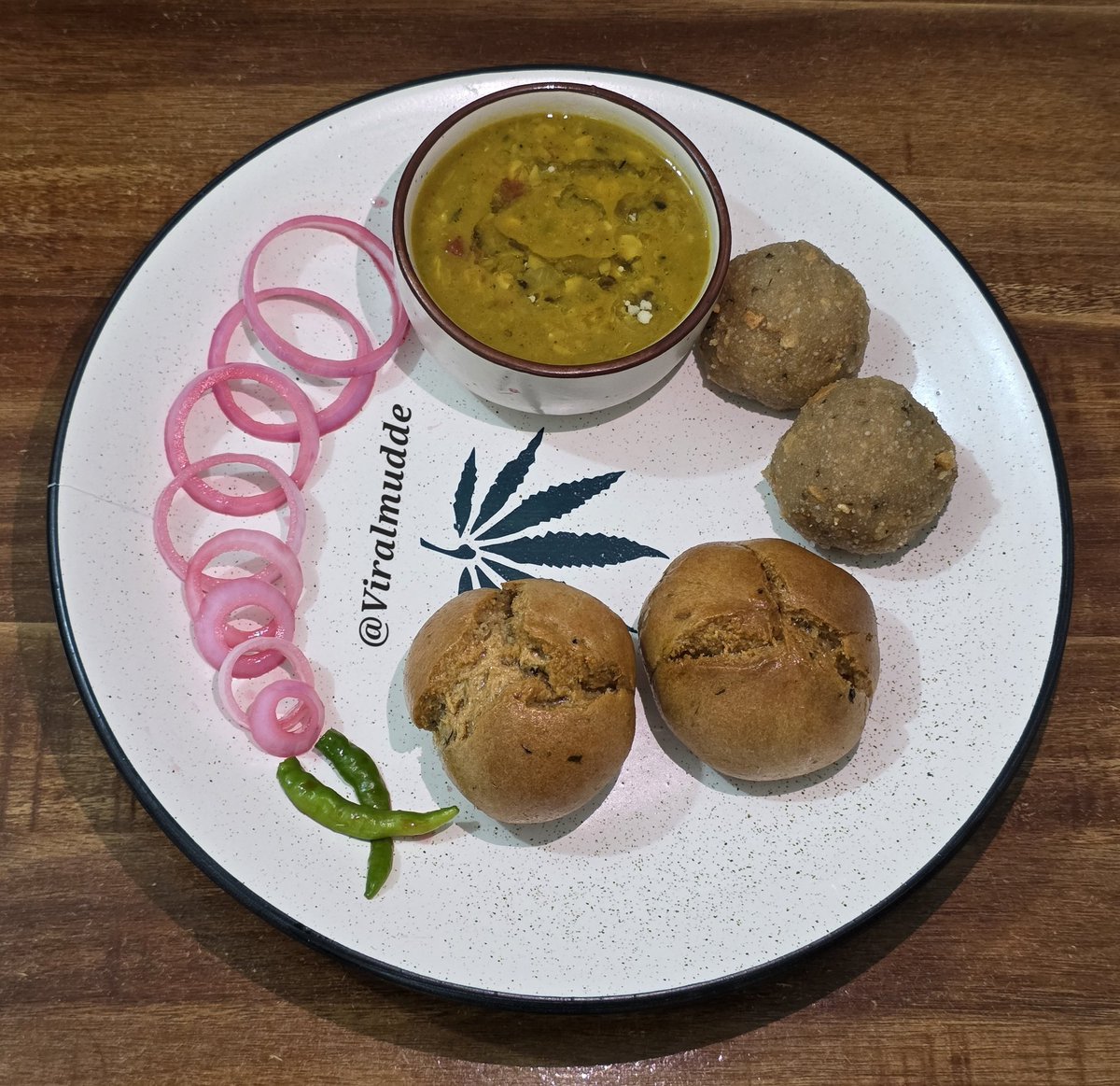 Viralmudde's tweet image. दाल बाटी और चूरमा 😋