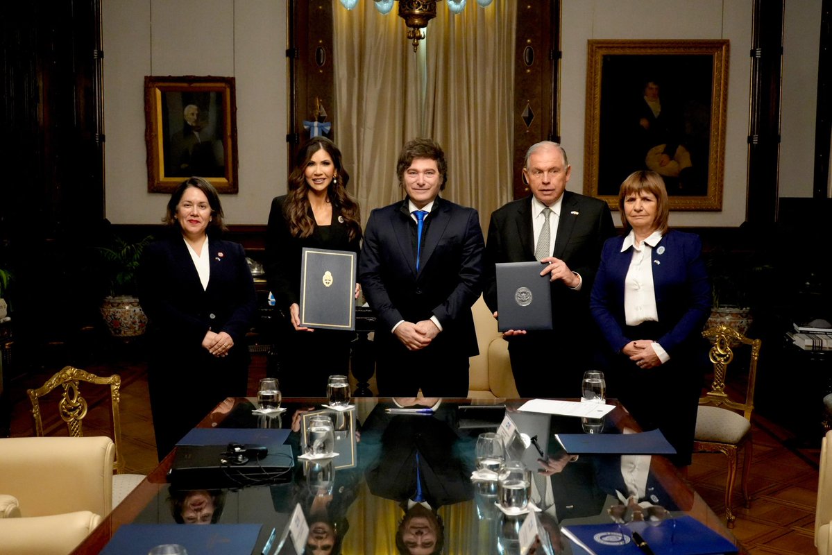 jllasantafe's tweet image. El Presidente Javier Milei firmó el acuerdo para ingresar al Programa Visa Waiver de Estados Unidos.
ARGENTINA SERÁ PROSPERA 🇦🇷