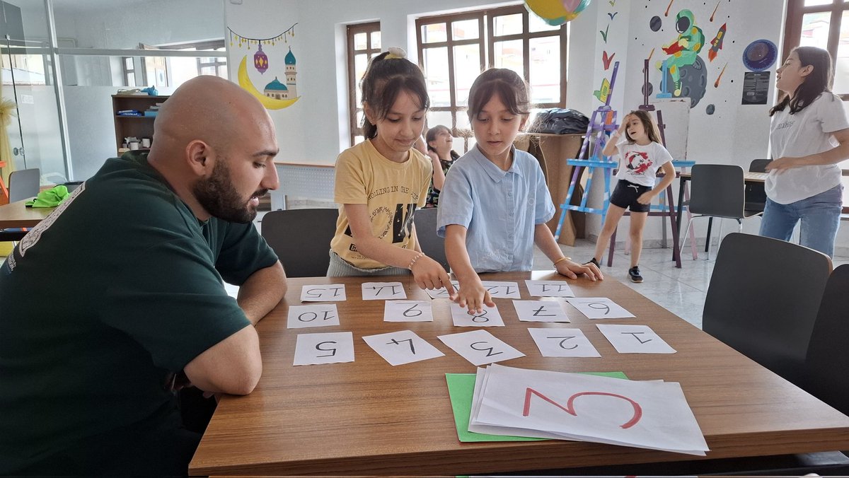 Yaz Kulübü’nde eğlenerek öğrenmeye devam! Sayılarla hafıza oyunu oynayan çocuklarımız hem zihinsel becerilerini geliştiriyor hem de keyifli vakit geçiriyor. Yaz tatili dolu dolu geçiyor! ☀️📚

#tosyagençlikmerkezi
#Gsbyazkulubü